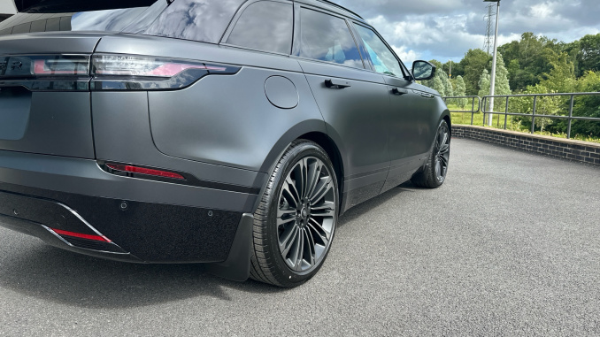 Land Rover Range Rover Velar 3.0 D300 MHEV Belgravia Edition Satin 5dr Auto Diesel Estate - Image 31